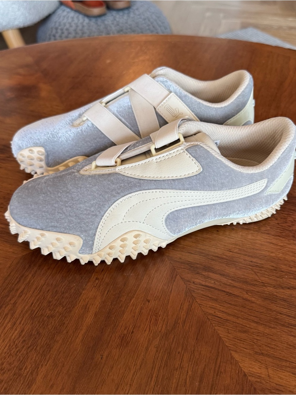 Puma mostra Womens Light Gray and Cream Athletic Shoes